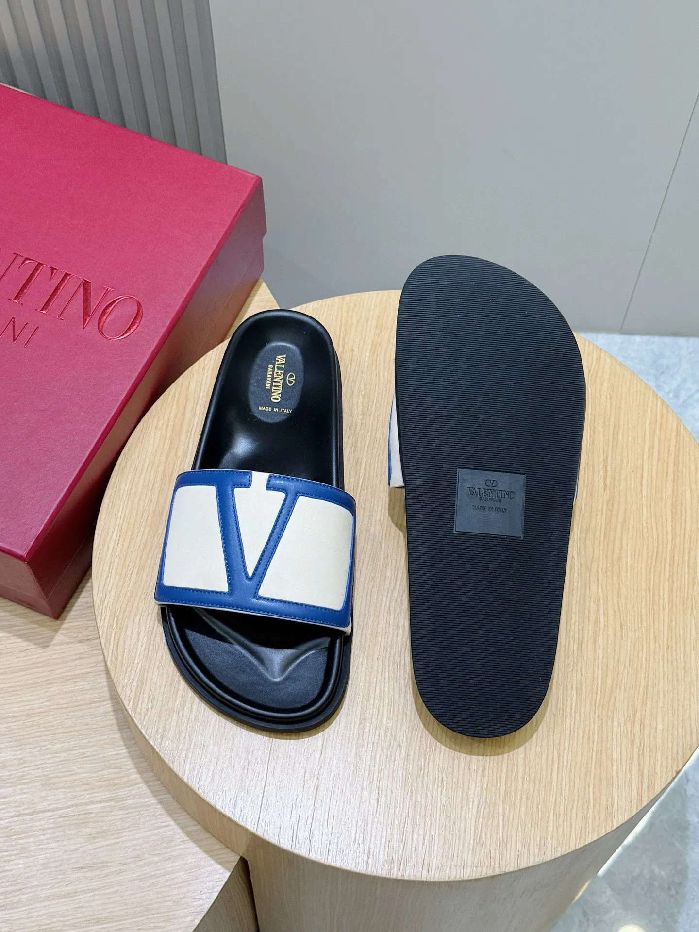 [VALENTINO] Top P: 540💰 Size: 39-44 (customized at 38.45) 🆕2025VLT — Valentino’s latest summer men’s slippers. The use of imported cowhide elements on slippers has been sublimated! It is worthy of recognition both visually and in terms of quality. Excellent quality, comfortable and durable! The embellishment of the perforated V hardware on the toe adds a sense of fashion! Cowhide feet